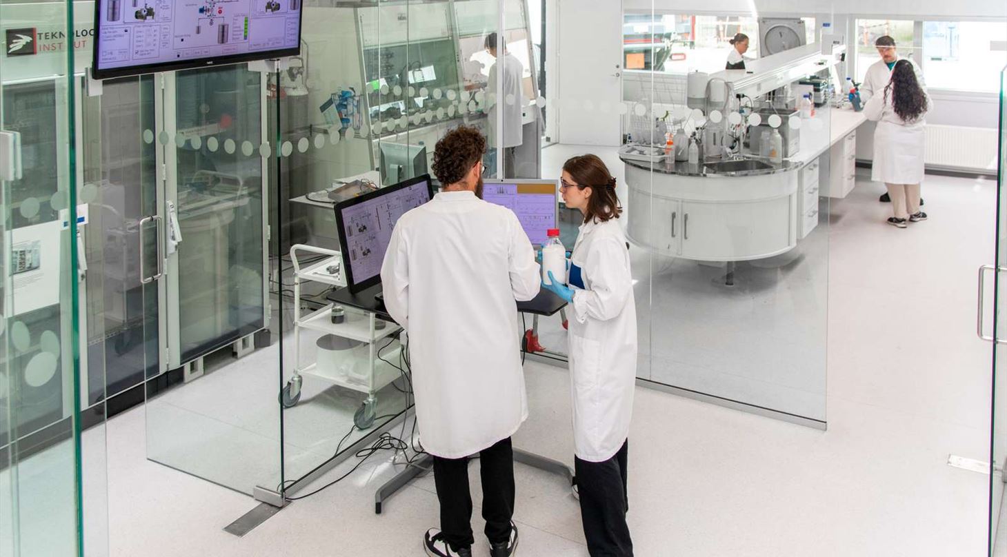 Moderne laboratorium med fokus p sikkert kemisk arbejdsmilj og avanceret udstyr.